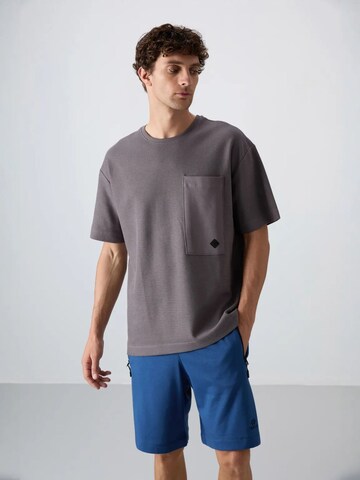 Tommy Life T-Shirts in Grau: Vorderseite
