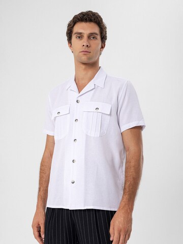 Coupe regular Chemise Antioch en blanc : devant