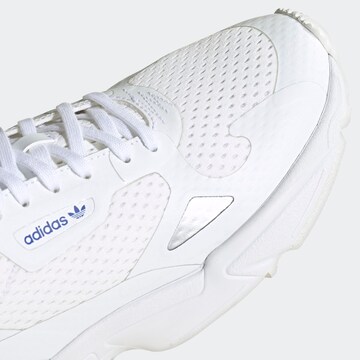 Baskets basses 'FALCON' ADIDAS ORIGINALS en blanc