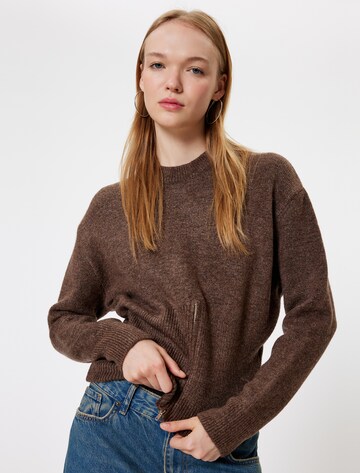 Koton Sweatshirt in Bruin: voorkant