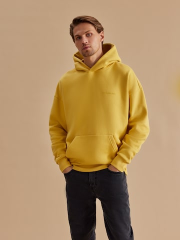 DAN FOX APPAREL Sweatshirt 'Sebastian Heavyweight' i gul: framsida
