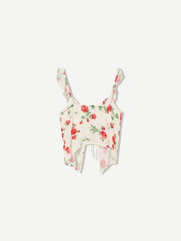 Top de la Bershka pe alb
