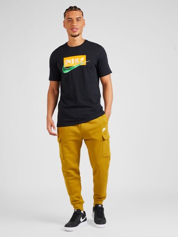 Effilé Pantalon cargo 'CLUB' Nike Sportswear en jaune