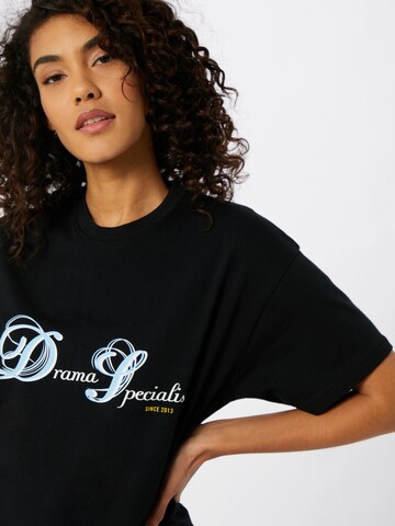 Tricou 'DRAMA SPECIALIST' de la LOCAL HEROES pe negru