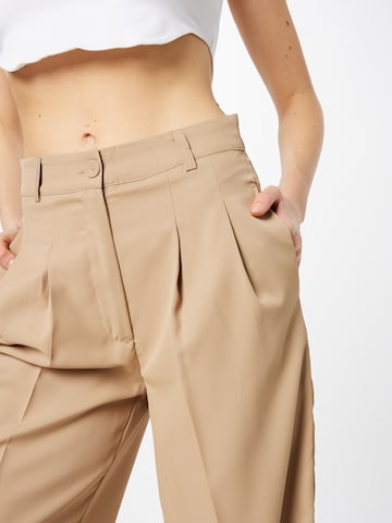 SISTERS POINT Regular Pleat-Front Pants in Beige