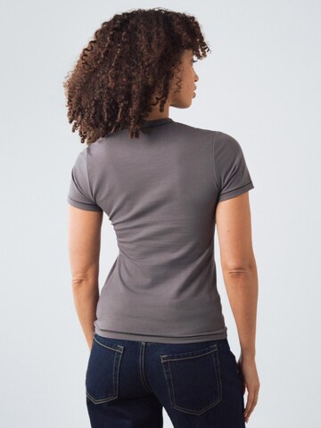 Maglietta di Honest Basics in grigio