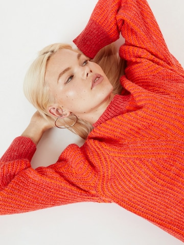 b.young Sweter w kolorze pomarańczowy