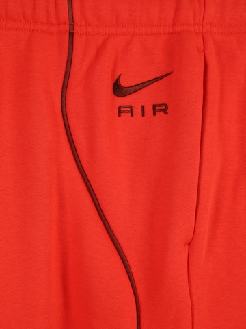 sarkans Nike Sportswear Pakapēniski sašaurināts piegriezums Bikses