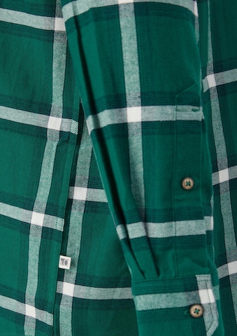 Coupe regular Chemise s.Oliver en vert : sur le côté