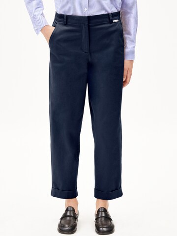 Loosefit Pantalon chino ' KAADWI ' ARMEDANGELS en bleu : devant