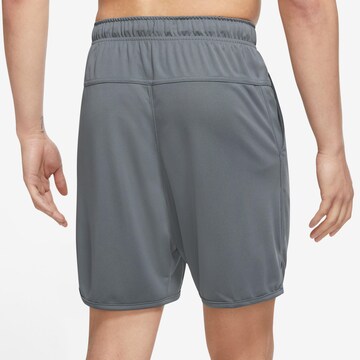 Regular Pantaloni sport de la NIKE pe gri