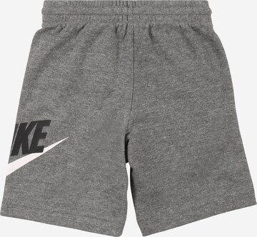 Nike Sportswear Regular Shorts in Grau