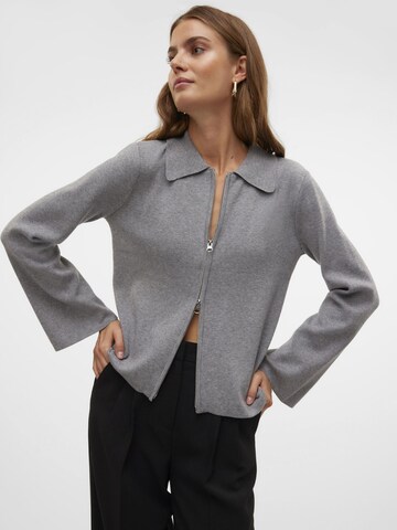 VERO MODA Gebreid vest 'HANNA' in Grijs