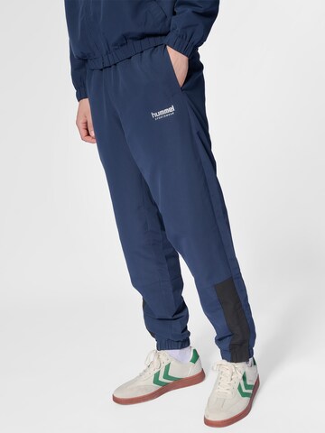 Hummel Tapered Sportbroek in Blauw: voorkant