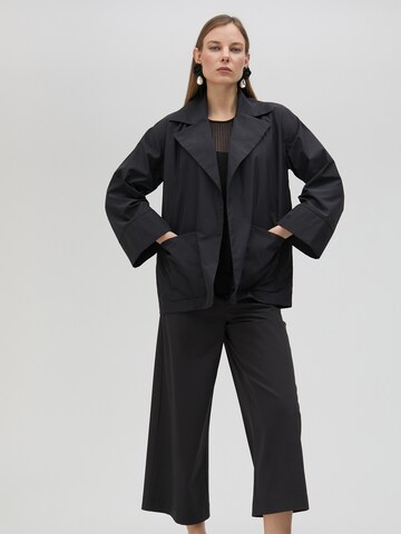 Lola Casademunt Blazer i sort: forside