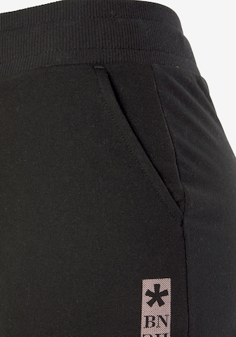 BENCH Regular Shorts in Schwarz