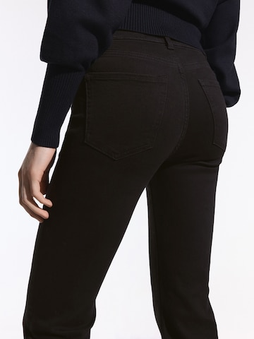 Bershka Levenevä Farkut värissä musta