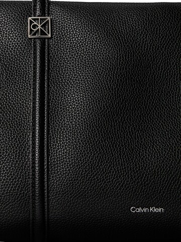 Calvin Klein Ostoskassi värissä musta