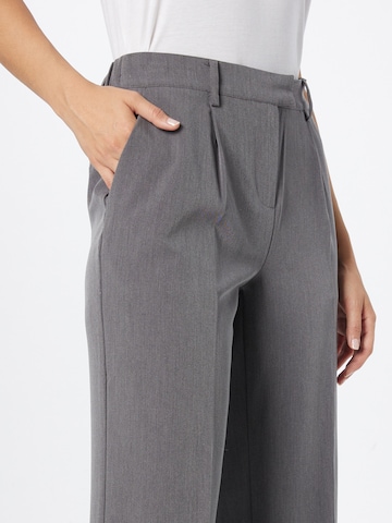 LMTD - Pierna ancha Pantalón plisado 'REGINA' en gris