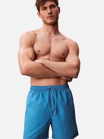 Calvin Klein Badshorts 'CALVIN KLEIN MEDIUM DRAWSTRING Costumi da bagno' i blå