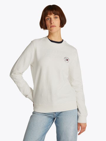 Tommy Jeans Sweatshirt 'ESSENTIAL' in White: front