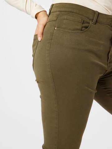 Skinny Jeans 'Augusta' di ONLY Carmakoma in verde
