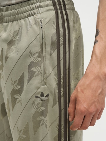 ADIDAS ORIGINALS - Pierna ancha Pantalón 'Firebird' en verde