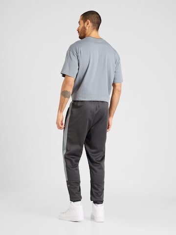 Nike Sportswear Дънки Tapered Leg Панталон 'AIR' в сиво