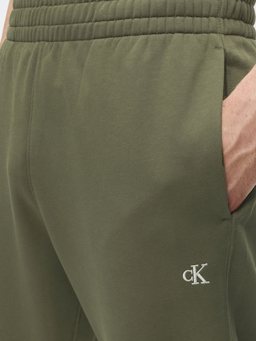 Calvin Klein Jeans Tapered Hose in Grün