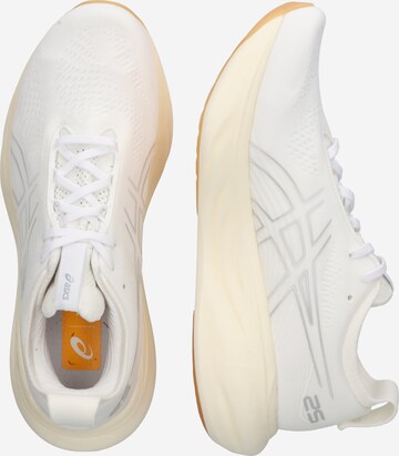 Sneaker de alergat 'Nimbus 25' de la ASICS pe alb