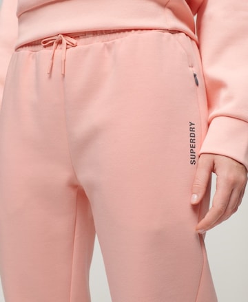 Coupe slim Pantalon de sport Superdry en rose