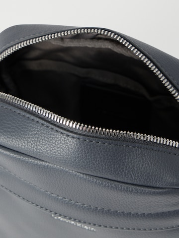 Calvin Klein Сумка через плечо в Серый