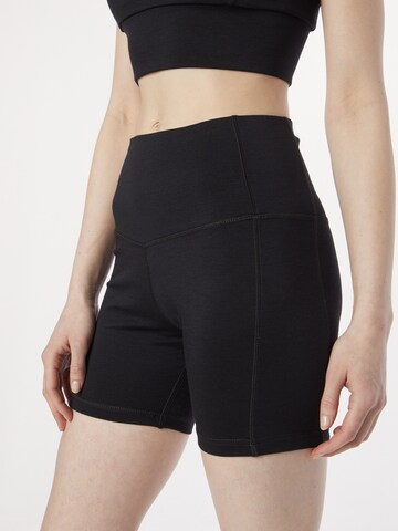 super.natural Skinny Sportshorts in Schwarz