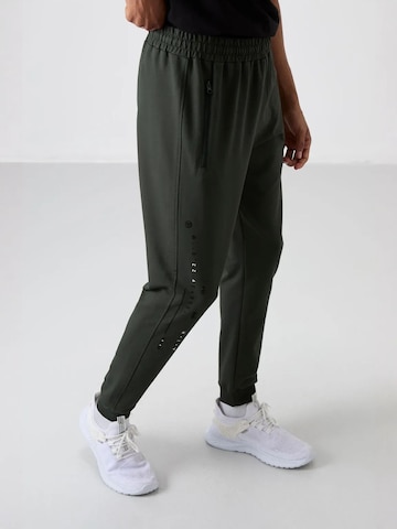 Tommy Life Regular Trousers in Green