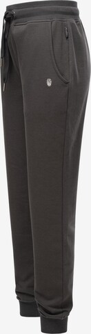 NAVAHOO - Tapered Pantalón en gris