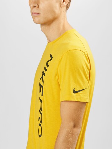 Coupe regular T-Shirt fonctionnel NIKE en jaune