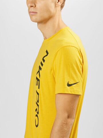 NIKE - Ajuste regular Camiseta funcional en amarillo