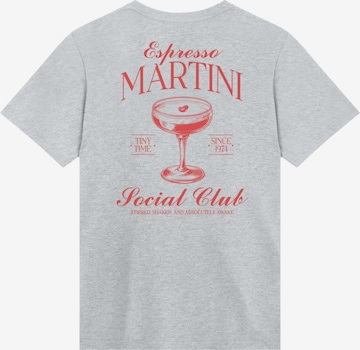 F4NT4STIC Shirt 'Espresso Martini Social Club' in Grijs: voorkant