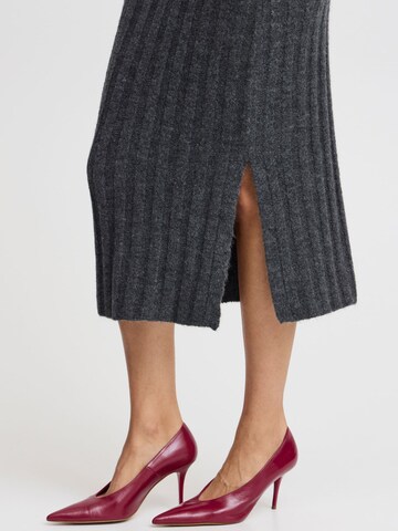b.young - Falda en gris
