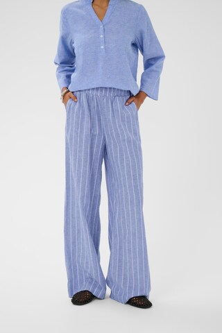 CULTURE Loose fit Trousers in Blue: front