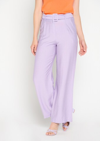 LolaLiza Loose fit Pants in Purple: front