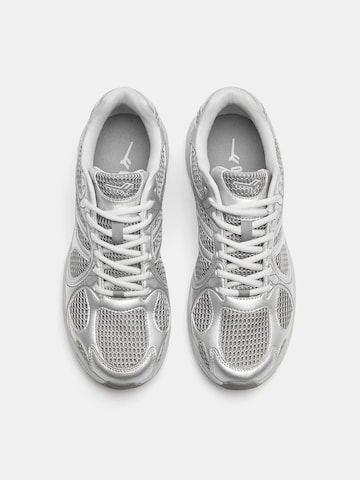 Pull&Bear Trampki niskie w kolorze srebrny