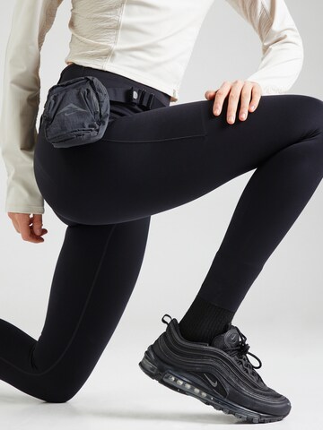 Skinny Pantaloni sportivi 'Trail' di NIKE in nero