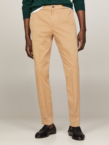 Effilé Pantalon chino TOMMY HILFIGER en beige : devant