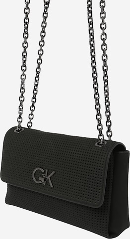 Calvin Klein Чанта за през рамо тип преметка 'Re-Lock' в черно: отпред
