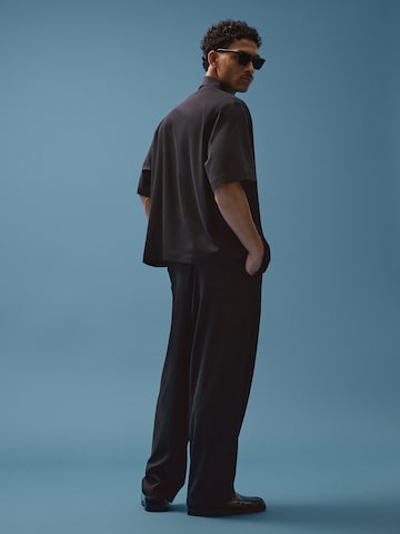 Bershka Comfort Fit Риза в черно