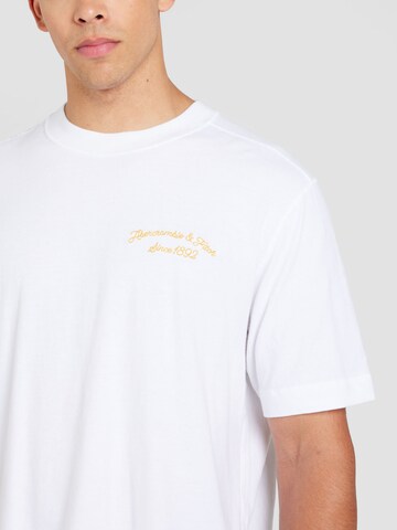 Abercrombie & Fitch - Camiseta 'CITY SCENIC IMAGERY' en blanco