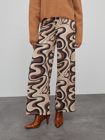 EDITED Wide leg Broek 'Dahlia' in Gemengde kleuren: voorkant