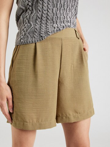 regular Pantaloni con pieghe 'PCMADDIE' di PIECES in verde