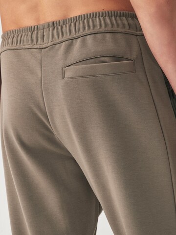Tapered Pantaloni funzionali di Next in marrone